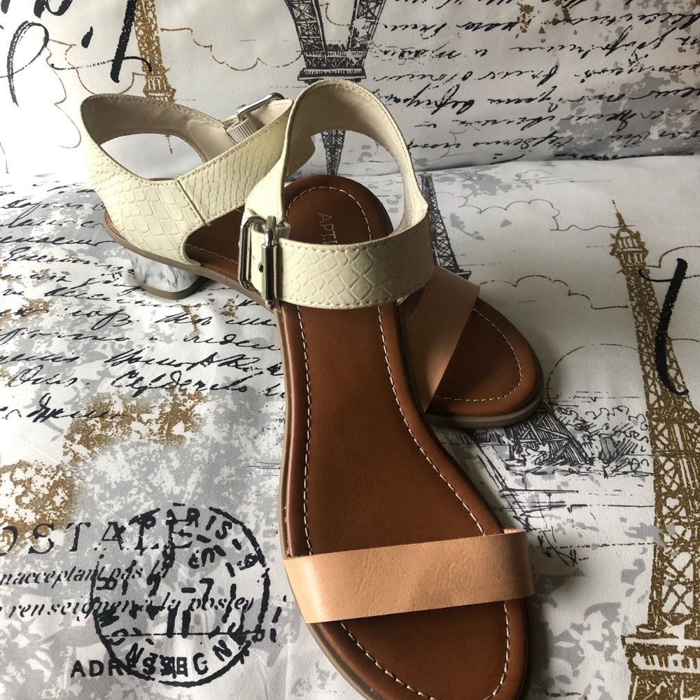 🆕✨CUTE SANDALS✨🆕 - Picture 2 of 4